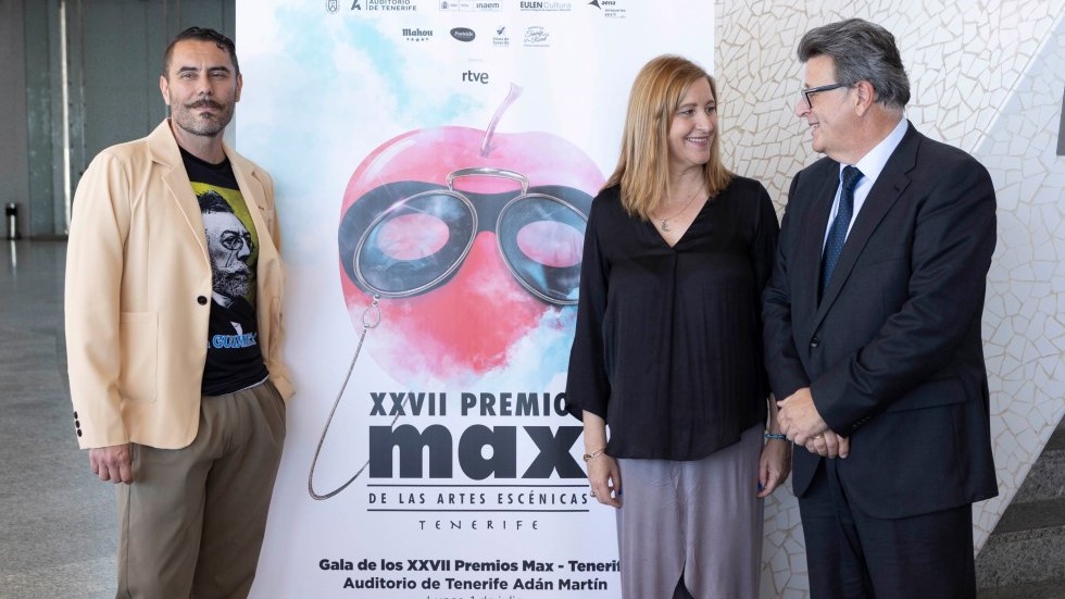 O conselleiro de Cultura do Cabildo de Tenerife, José Carlos Acha; a directora institucional de Artes Escénicas da Fundación SGAE, Ana Graciani, e o dramaturgo e director da gala dos Premios Max, Jose Padilla (EFE/Miguel Barreto)