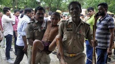 Un neno levado ao hospital no distrito de Hathras (Reuters / Stringer).