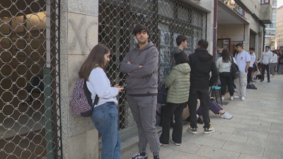 Os máis madrugadores chegaron á axencia ás cinco da mañá