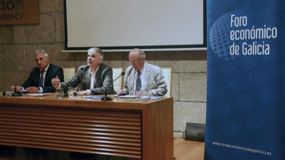 Os economistas do Foro Económico de Galicia, (e-d) José Francisco Armesto, Santiago Lago e Fernando González Laxe, presentan este mércores o primeiro informe de 2024 sobre a Conxuntura Socieconómica na comunidade galega, en Santiago de Compostela (EFE / Xoán Rey)