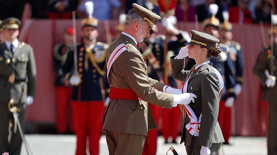 Filipe VI impón a banda á princesa de Asturias (EFE/Javier Cebollada)