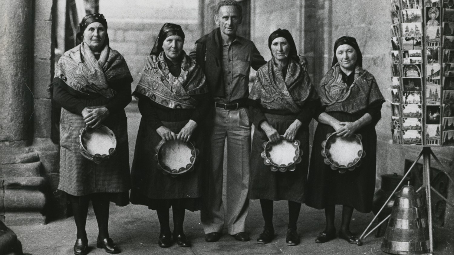 As Pandeireteiras de Mens na praza da Quintana con Manuel Cajaraville Pensado (Fondo da Agrupación Folclórica Aturuxo / Arquivo do Patrimonio Oral da Identidade do Museo do Pobo Galego vía RAG)