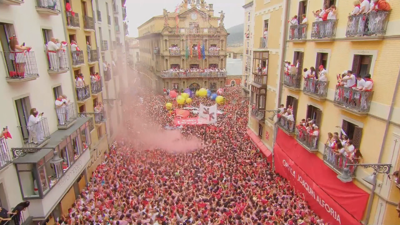 A praza do concello de Pamplona, ateigada no chupinazo 2024