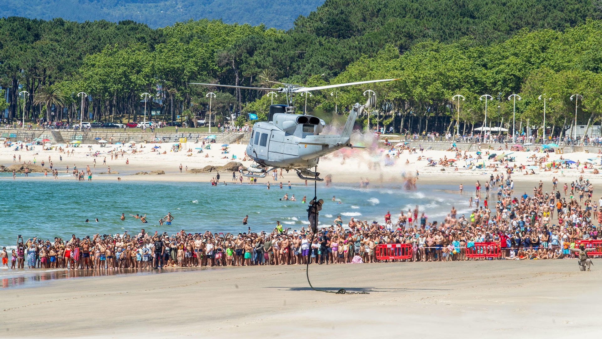 Demostración de desembarco anfibio en Samil (EFE / Salvador Sas)