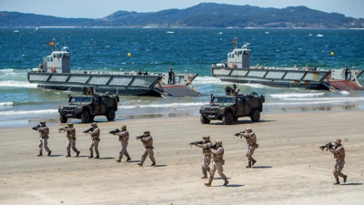 Simulacro de despregadura da Armada na praia de Samil (EFE / Salvador Sas)