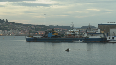 Bocana do porto de Portonovo onde chocaron as dúas motos este sábado