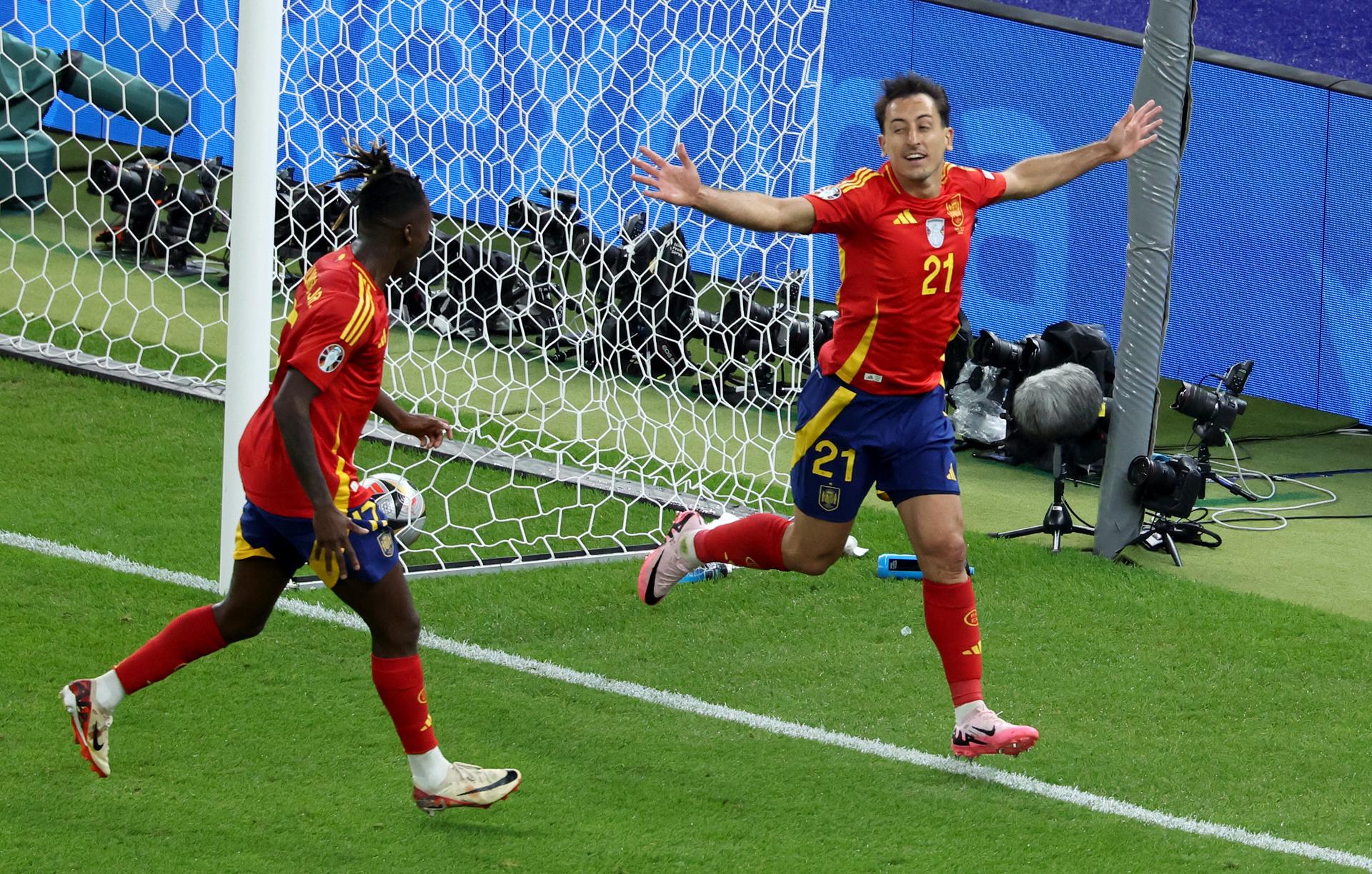 Oyarzabal celebra o gol da vitoria con Nico Williams. EFE