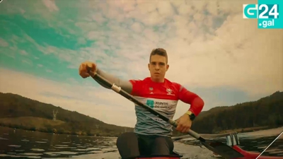 Adrián Mosquera, remando na canoa