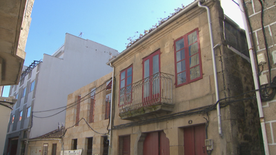 En primeiro termo (coas fiestras vermellas), edificio desde o que se precipitou o mozo (TVG)