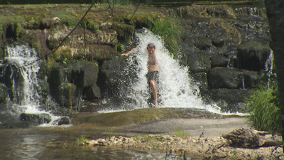 Un home combate a calor en Ribadavia