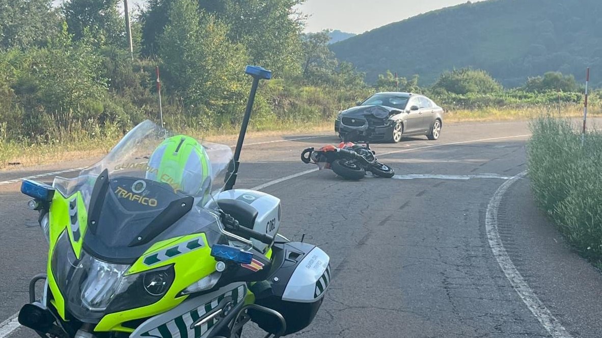 A moto e o coche implicados no accidente. FOTO: Garda Civil