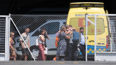 Familiares reciben no aeroporto os sobreviventes. Europa Press/César Arxina