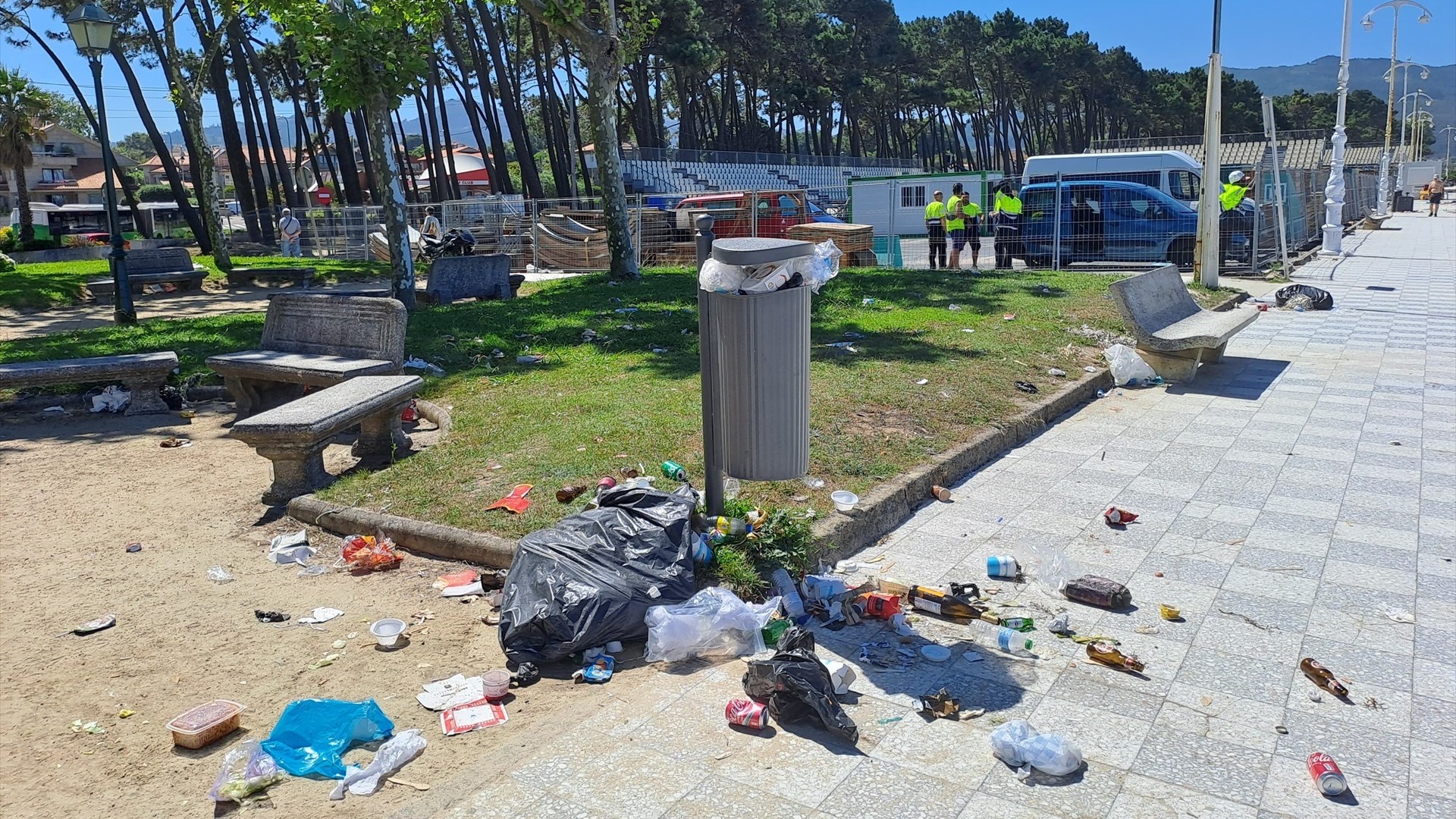 Lixo na praia de Samil (Europa Press)