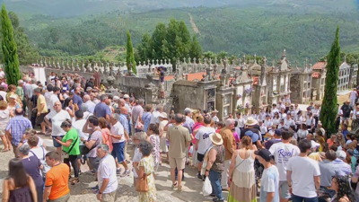 Multitude de xente na procesión de Ribarteme