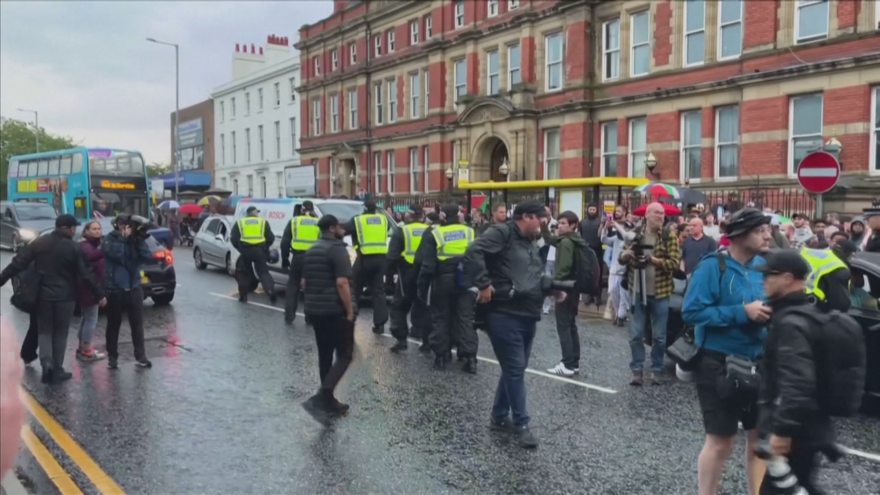 Policía e manifestantes violentos en Sunderland (Inglaterra)