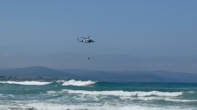 Momento do rescate polo helicóptero Pesca 2 do bañista en Ribadeo/ Imaxes cedidas por El Progreso