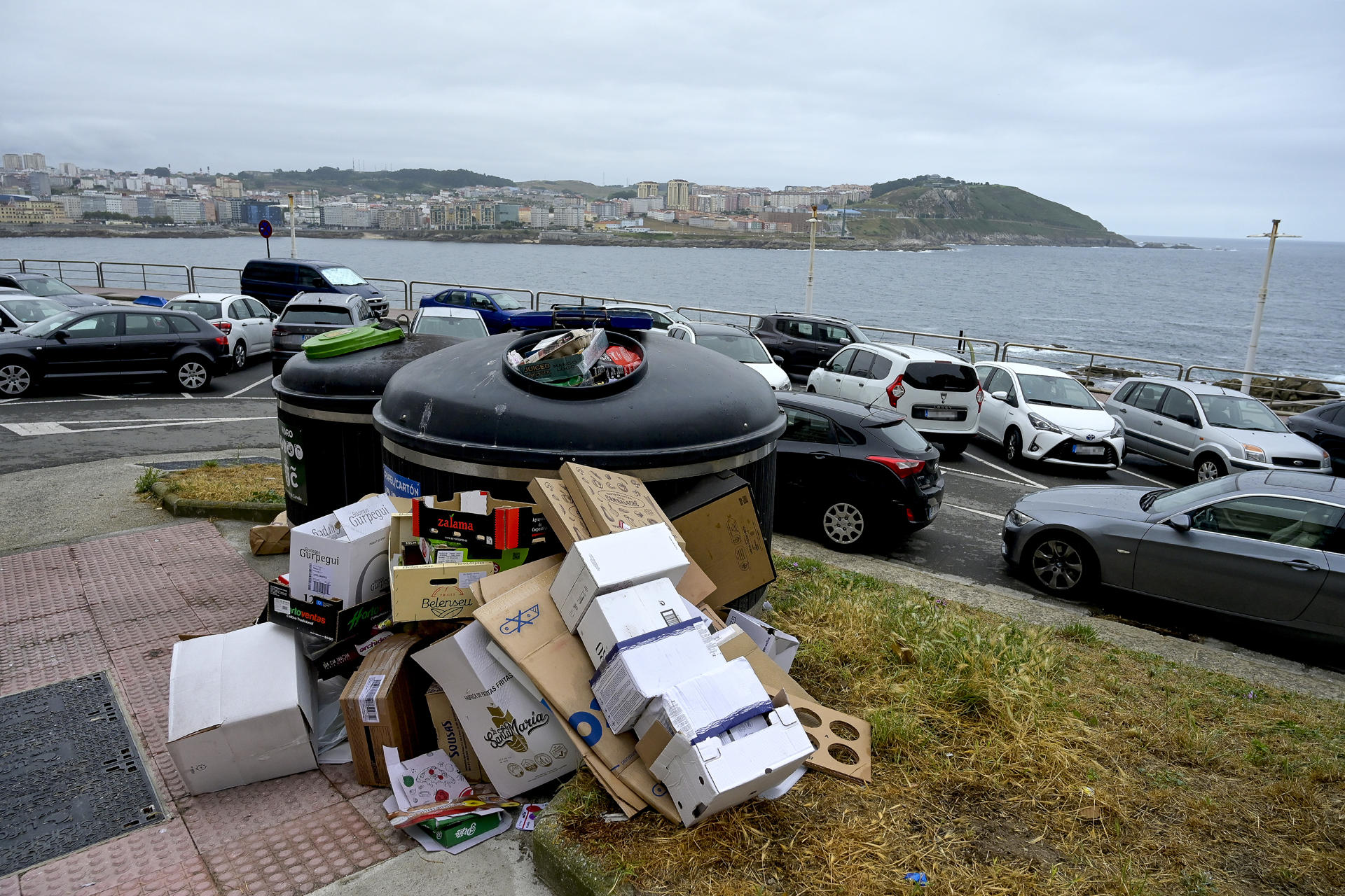 Lixo acumulado no barrio das Lagoas este martes (EFE / Moncho Fuentes)