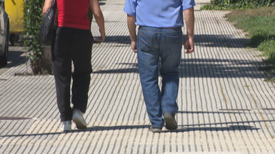 Peóns camiñando por unha rúa da Estrada