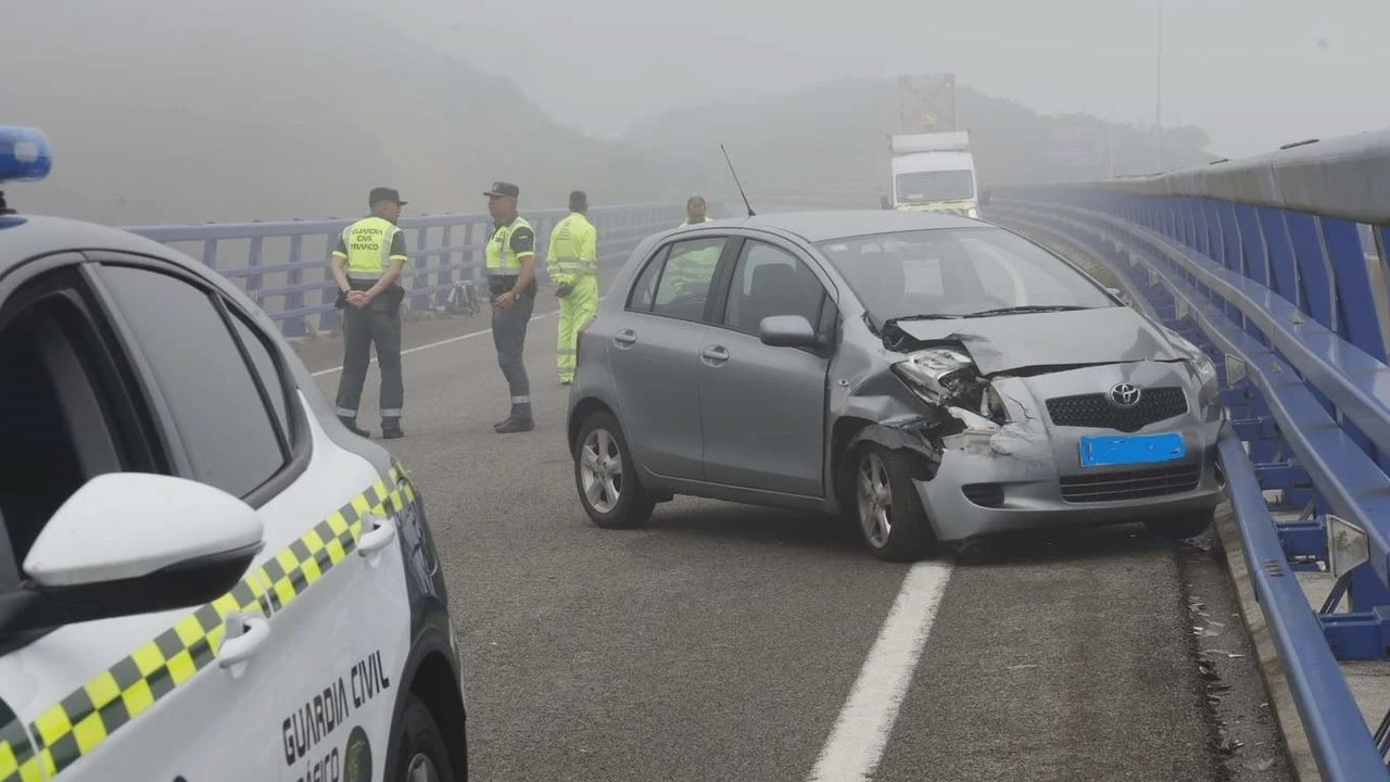 Un dos vehículos implicados no choque múltiple no Fiouco / Cedida por 'El Progreso'. Xesús Ponte