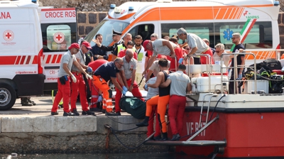 Os servizos de rescate recuperaron o corpo dunha das sete persoas que afundiron no veleiro (Reuters/Igor Petyx)