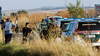 A Garda Civil rastrexou este luns a canle de rega de Mocejón (EFE/Ismael Herrero)