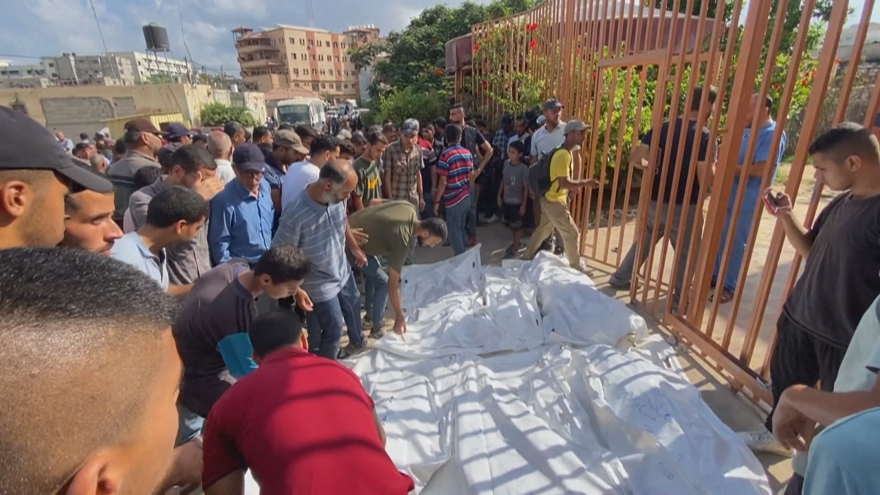 Varios cadáveres de palestinos ante as portas dun hospital en Gaza este sábado