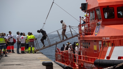 Migrantes rescatados por Salvamento Marítimo chegando á illa do Hierro (Europa Press/Antonio Sempere)