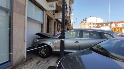 Coche estampado contra unha oficina bancaria en Sigüeiro