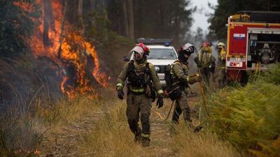 Axentes traballando no incendio de Crecente (Pontevedra) - Adrián Irago - Europa Press