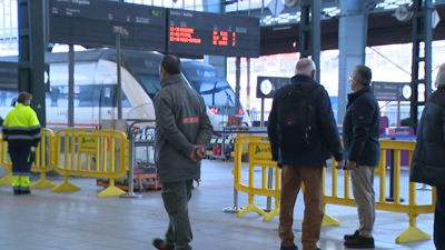 Viaxeiros e trens de Media Distancia na estación de tren da Coruña