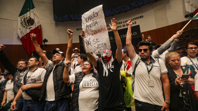 Traballadores do Poder Xudicial manifestándose no interior do Senado (eyepix / Zuma Press / ContactoPhoto)