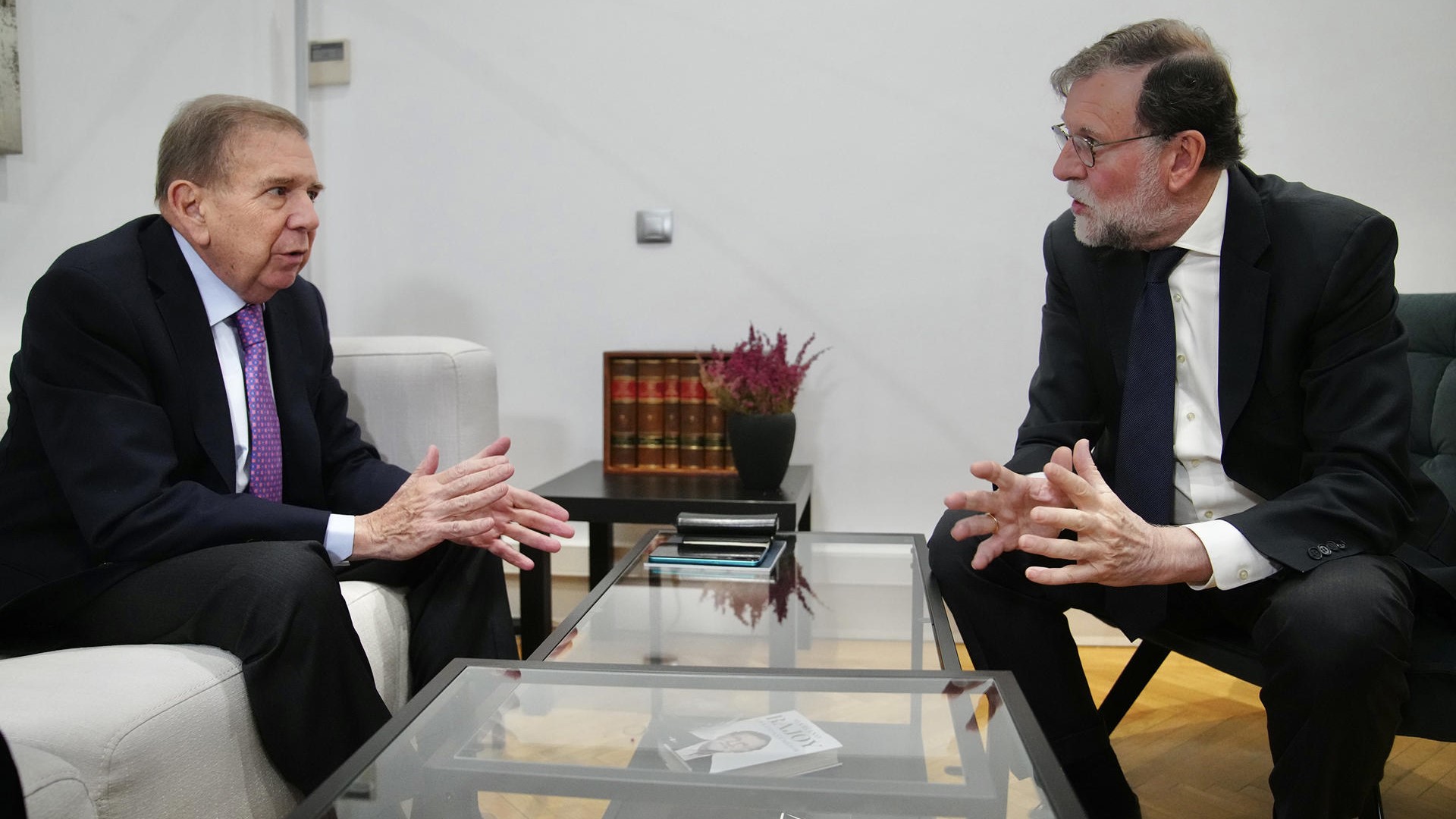 O expresidente do Goberno Mariano Rajoy reúnese co candidato opositor Edmundo González - David Mudarra EFE/Partido Popular