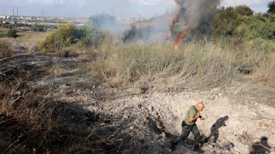 Un policía israelí no lugar onde impactou o mísil. REUTERS/Ronen Zvulun