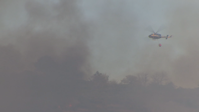 Medios aéreos combaten o incendio na Gudiña