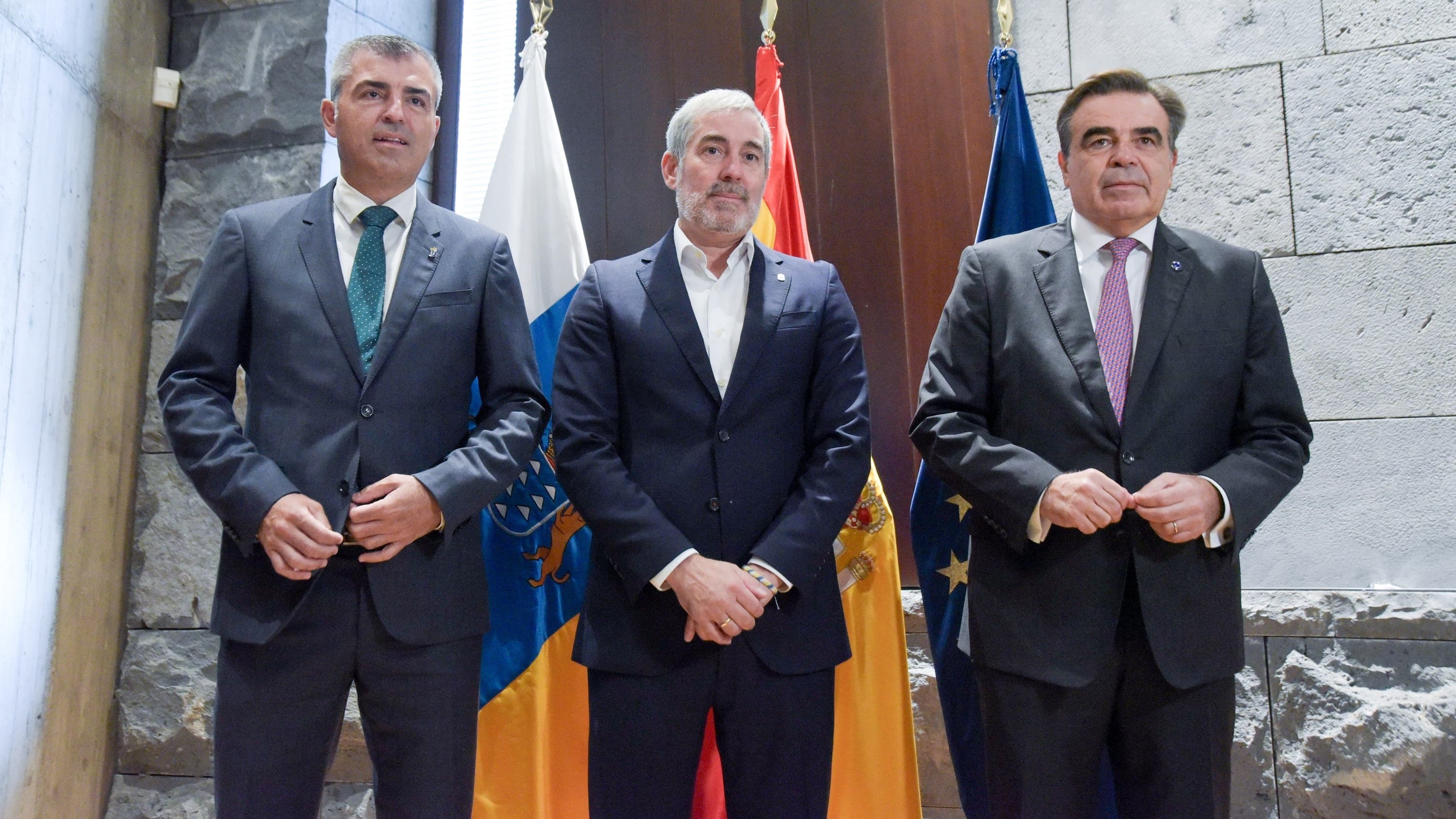 O presidente de Canarias, Fernando Clavijo, acompañado polo vicepresidente de Canarias, Manuel Domínguez, manteñen unha reunión co vicepresidente da Comisión Europea, Margaritis Schinas, na sede de Presidencia do Gobierno de Canarias (Firma: Europa Press Canarias)