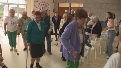 Participantes na unidade de avellentamento activo entrando este mércores na Casa da Cultura de Baión, en Vilanvo de Arousa