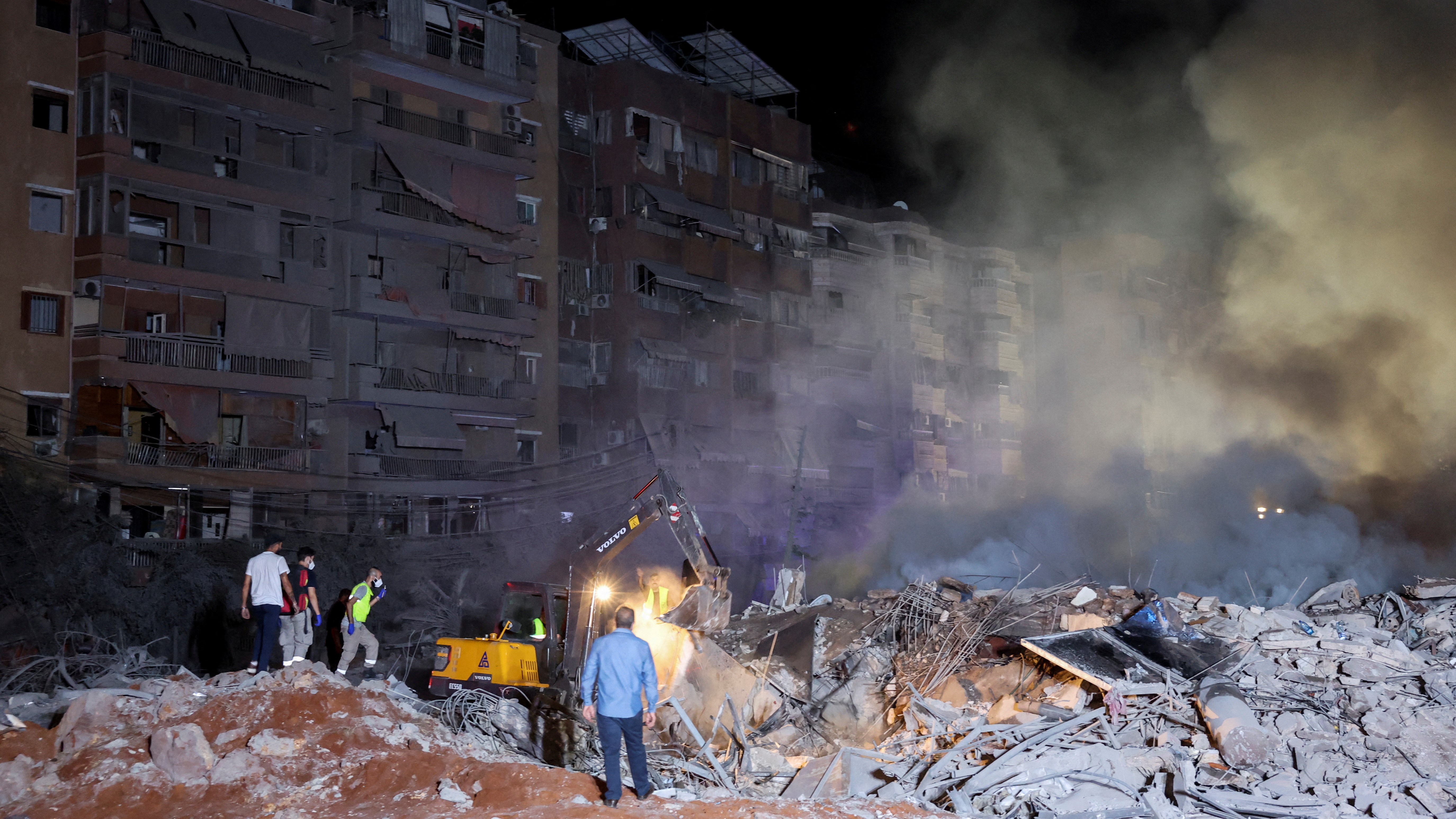 Xente inspecciona os danos provocados polos bombardeos. REUTERS/Mohamed Azakir