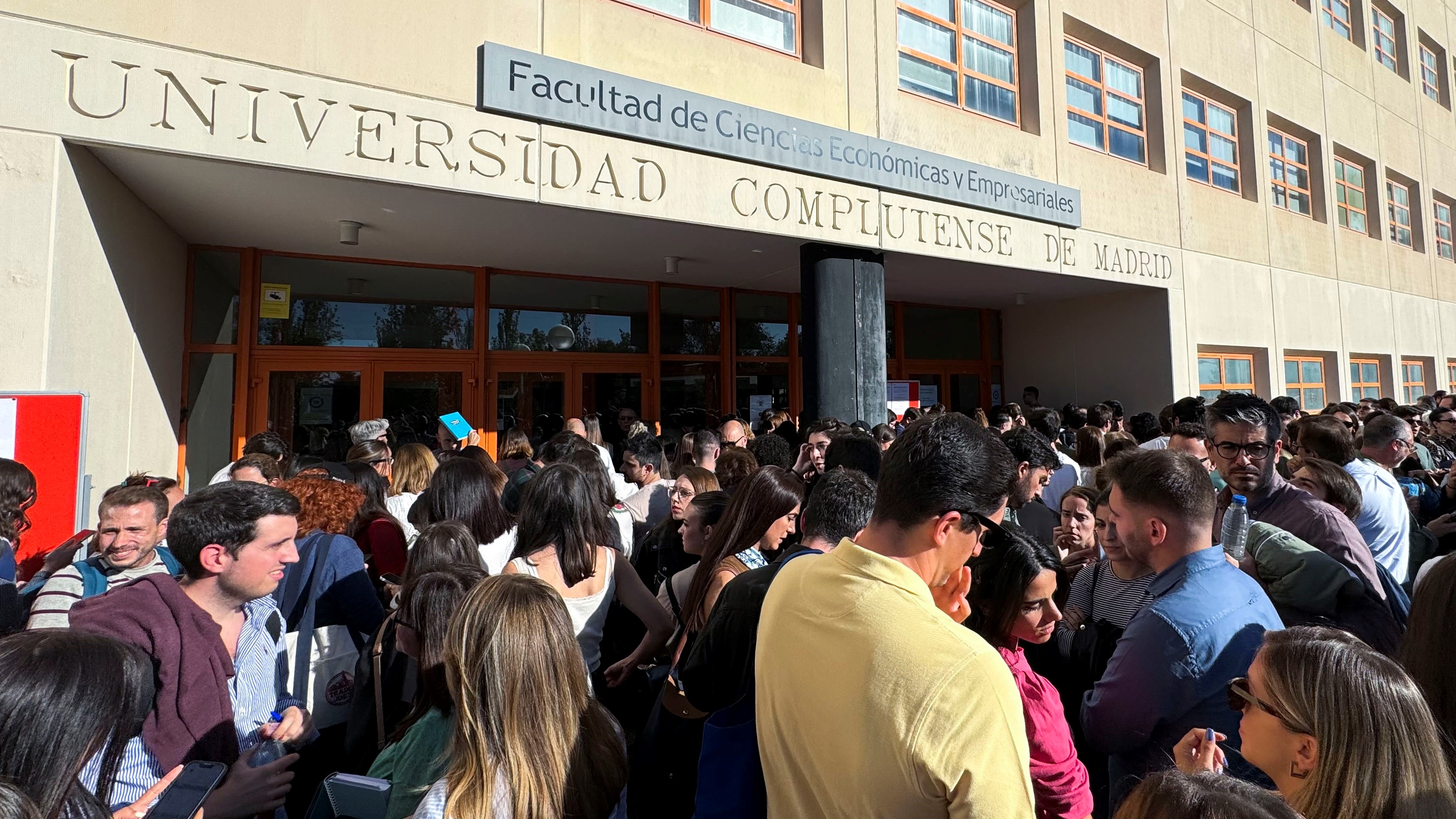 Aspirantes na facultade de Económicas da Universidade Complutense. EFE/Ana Bornay