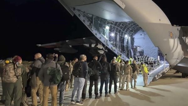 Saída desde Zaragoza dun dos avións do exército do Aire que repatriarán os primeiros españois do Líbano (Ministerio de Defensa).