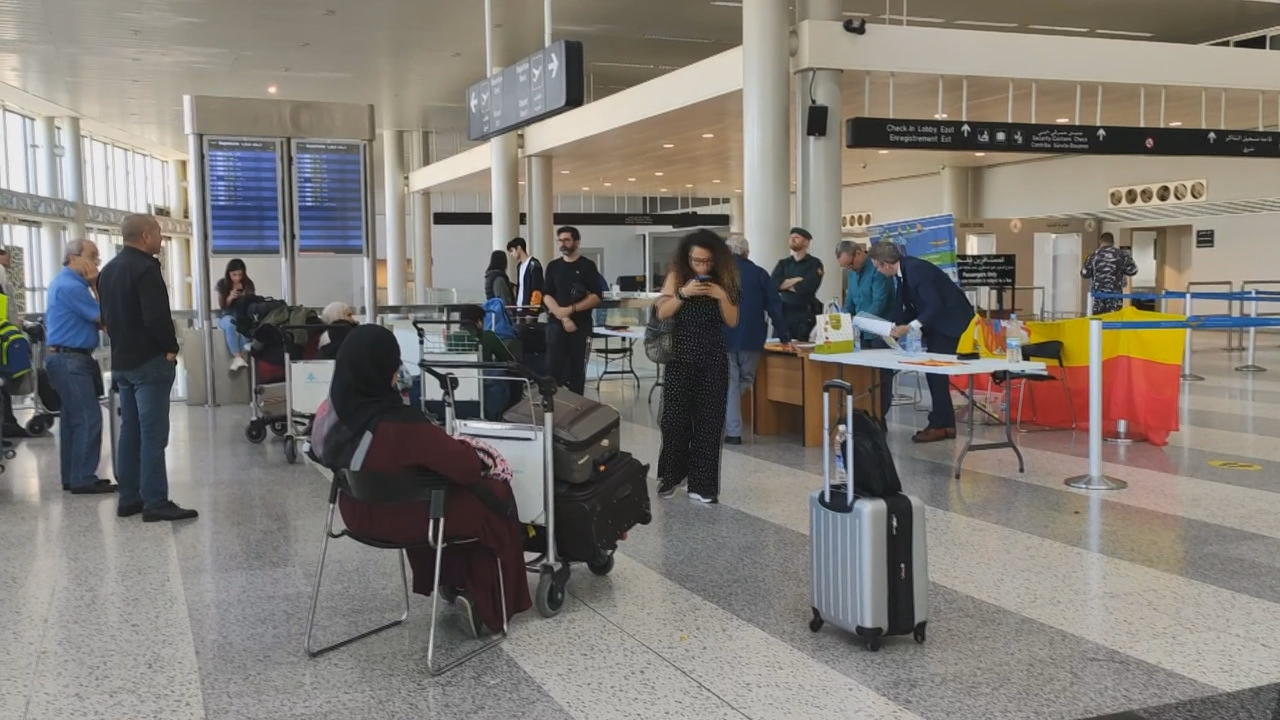 Españois residentes no Líbano e os seus familiares agardan a súa evacuación no aeroporto de Beirut (EFE).