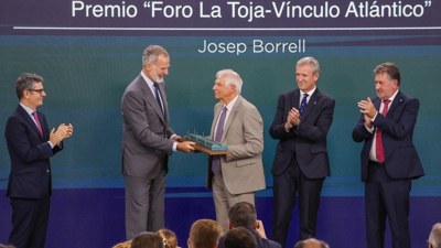 Filipe VI entrega o Premio Foro La Toja a Josep Borrell no Grove (EFE/Lavandeira jr)