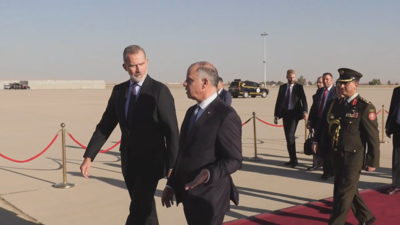 O príncipe Faisal bin Hussein recibiu o rei Filipe VI no aeroporto internacional de Aman. EFE