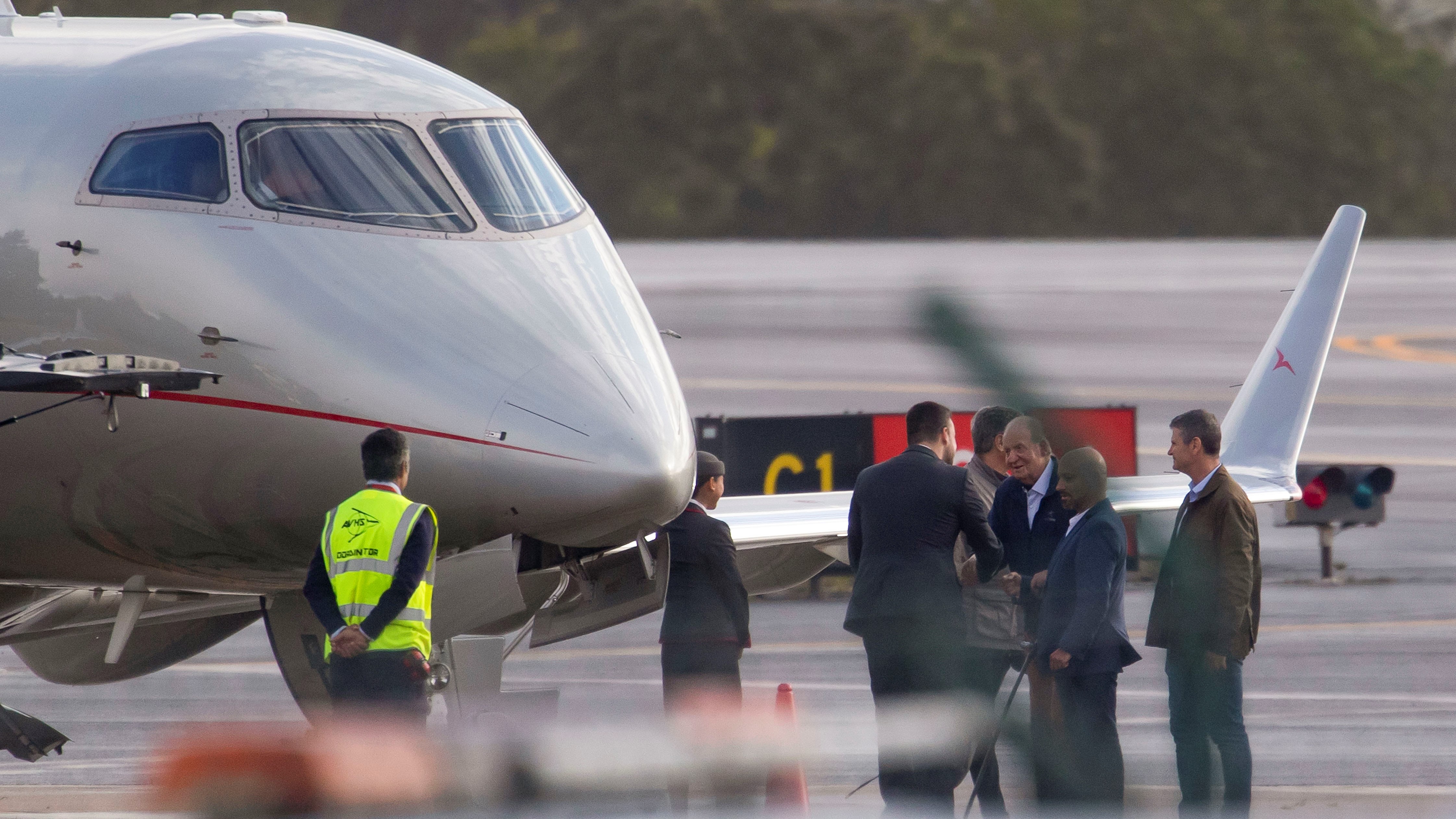 Xoán Carlos I en Peinador antes de subir ao avión con destino a Lisboa. EFE/Salvador Sas