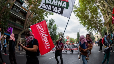 Bandeira da organización Samidoun, sinalada como terrorista por Israel, na manifestación deste domingo en Madrid (EFE/Fernando Villar)