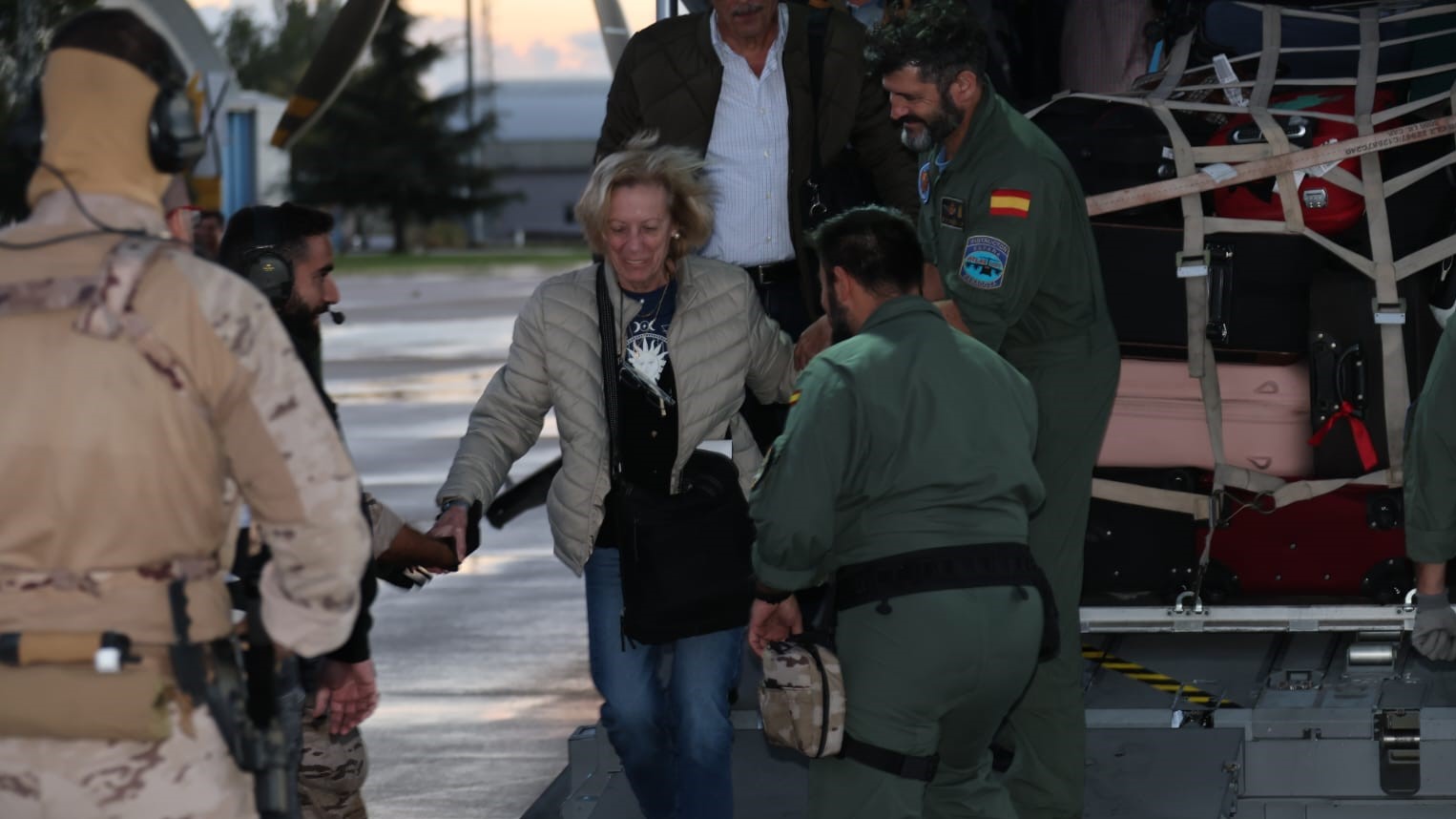 Unha muller baixando do avión (Ministerio de Defensa)