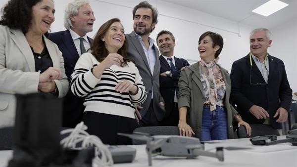 A alcaldesa da Coruña, Inés Rey (3e), acompañou a ministra de Vivenda e Axenda Urbana, Isabel Rodríguez (2d), durante a visita que realizou ao CIFP de Someso, xunto co conselleiro da Presidencia, Xustiza e Deportes da Xunta de Galicia, Diego Calvo (c) (EFE / Cabalar).