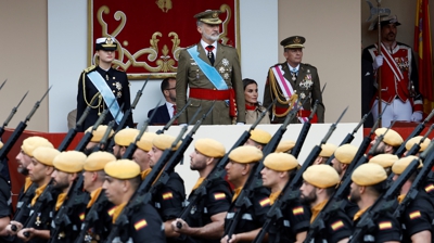 Paso da Unidade Militar de Emerxencias (UME) pola tribuna real. EFE/Chema Moya