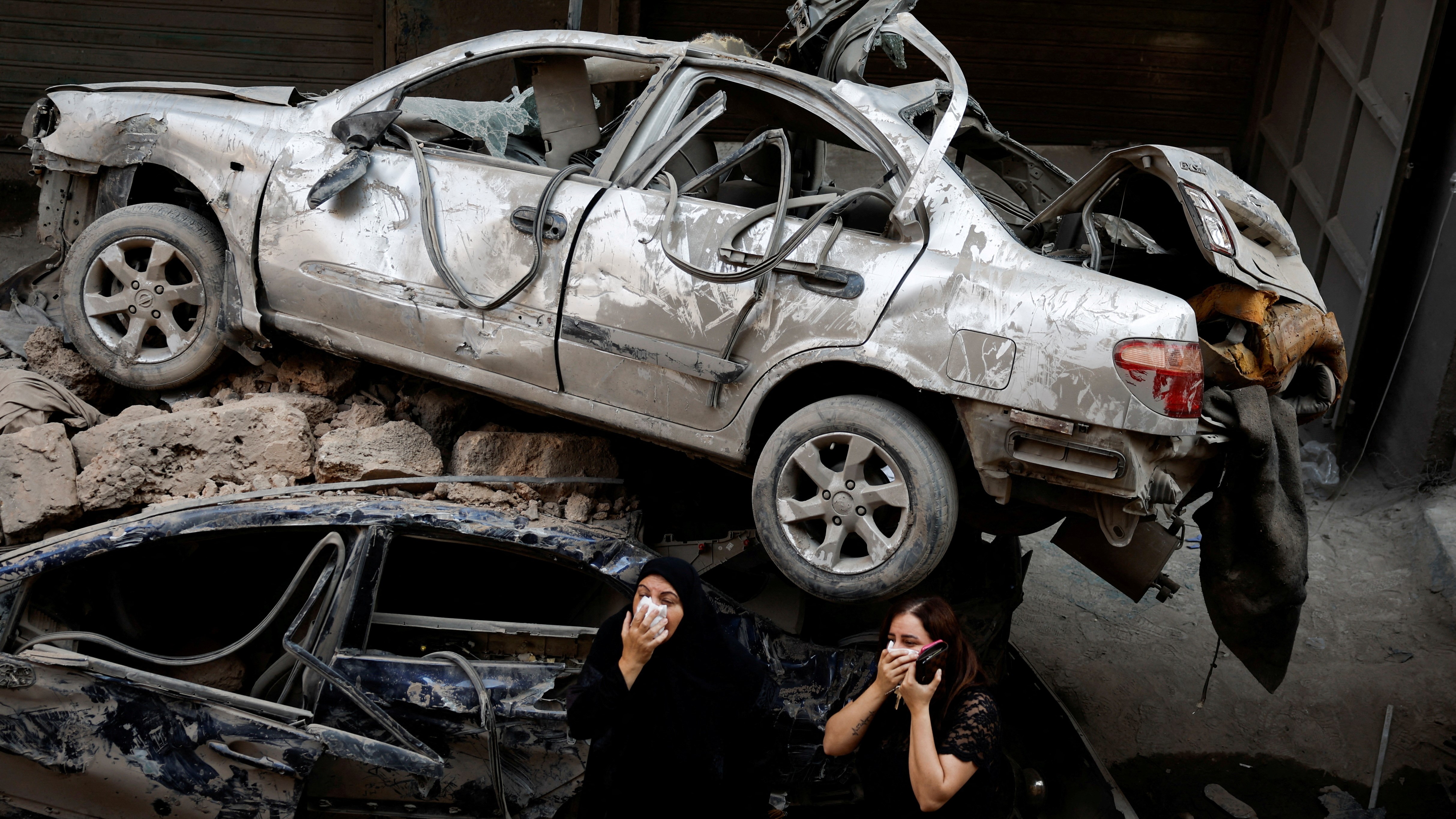 Mulleres en Beirut nun dos puntos atacados por Israel este venres. REUTERS/Louisa Gouliamaki