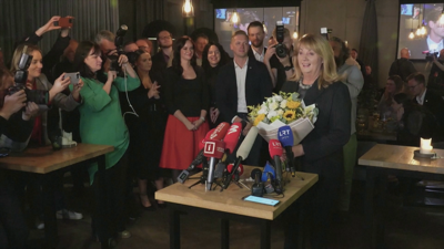 A líder do Partido Socialdemócrata e actual eurodeputada, Vilija Blinkevičiūtė, celebra a súa vitoria nos comicios (Reuters)