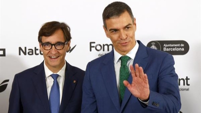 O presidente do Goberno, Pedro Sánchez, xunto ao presidente da Generalitat, Salvador Illa, á súa chegada ás xornadas 